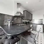 Spacious Sleep 11 With Terrace In Earls Court Ec99