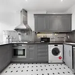 Spacious Sleep 11 With Terrace In Earls Court Ec99