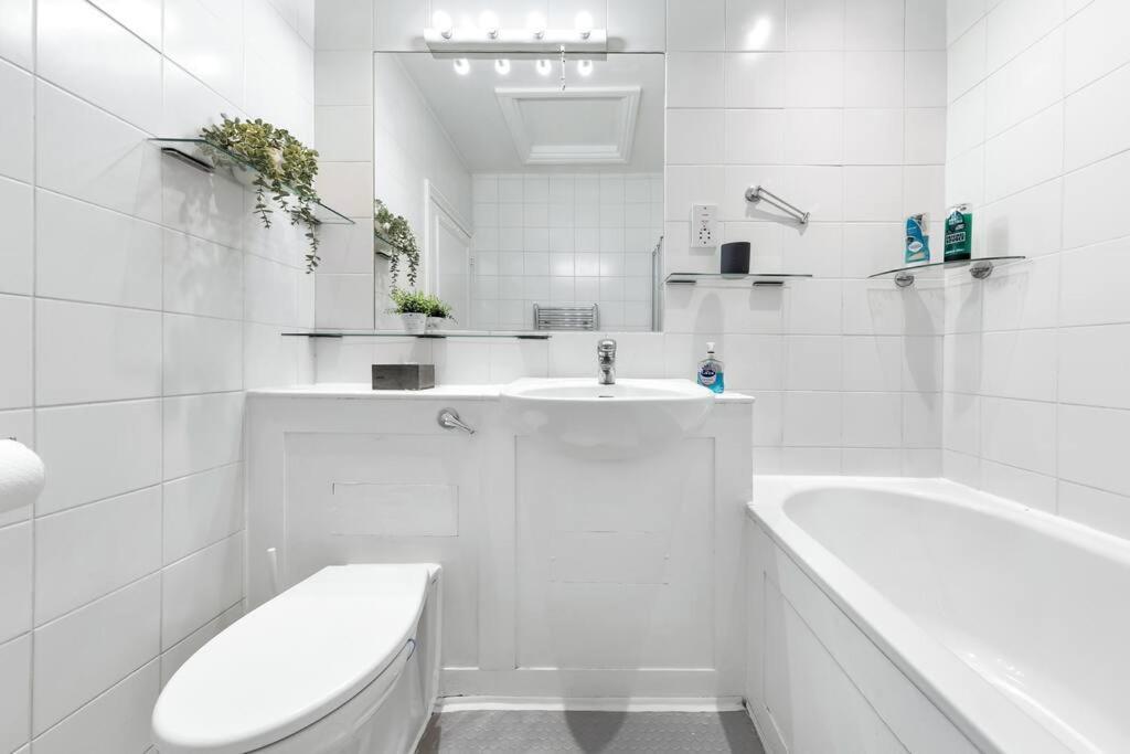 Spacious Sleep 11 With Terrace In Earls Court Ec99 *