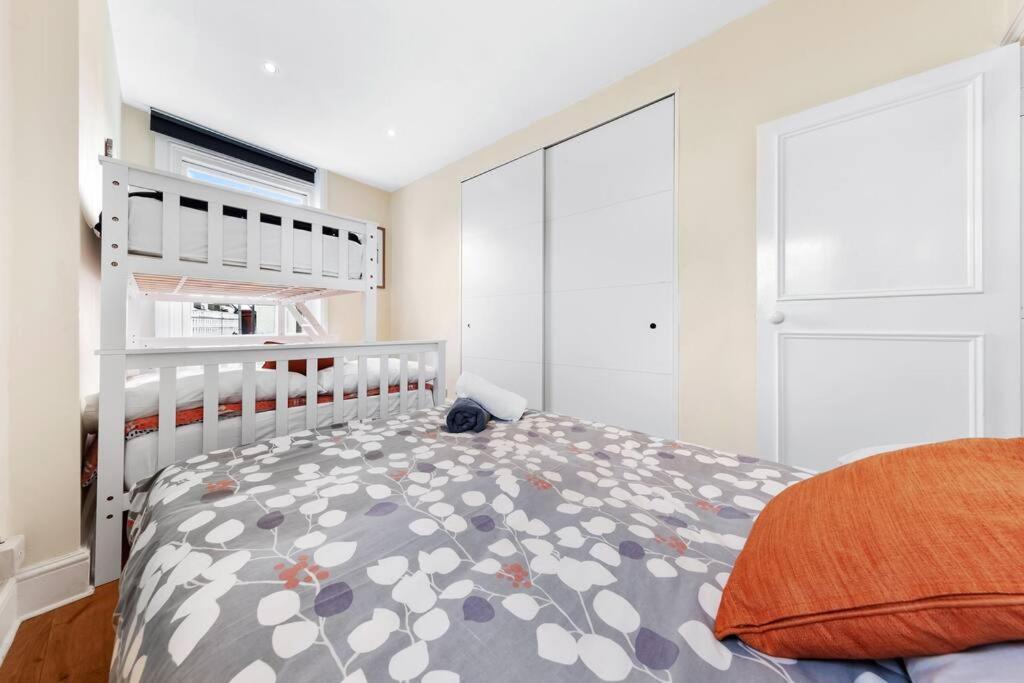 Spacious Sleep 11 With Terrace In Earls Court Ec99 Appartamento
