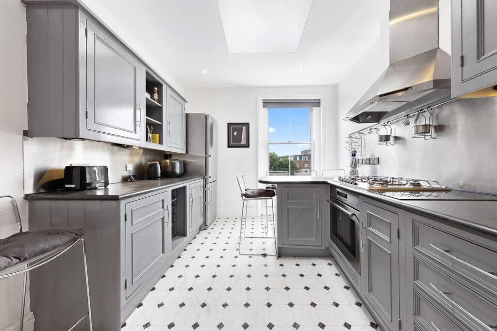 Spacious Sleep 11 With Terrace In Earls Court Ec99 Appartamento Londra