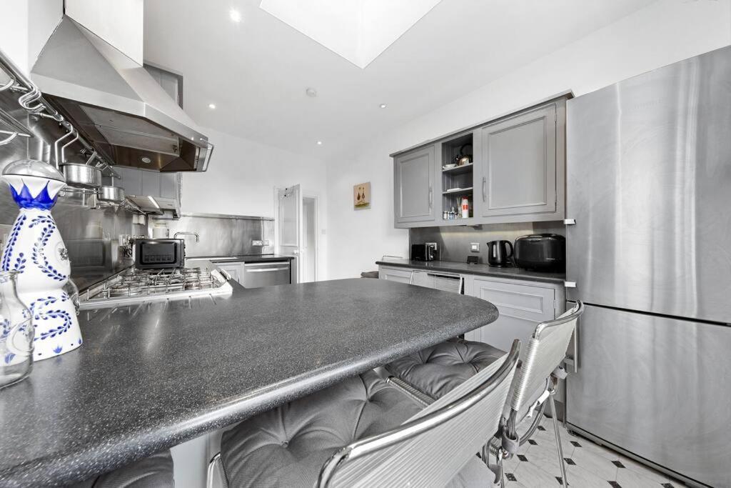 Appartamento Spacious Sleep 11 With Terrace In Earls Court Ec99 Londra