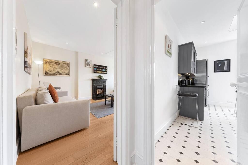 Spacious Sleep 11 With Terrace In Earls Court Ec99 Appartamento Londra
