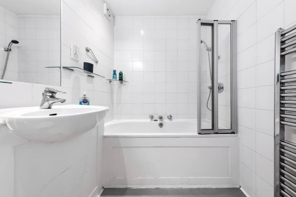 Spacious Sleep 11 With Terrace In Earls Court Ec99 Appartamento