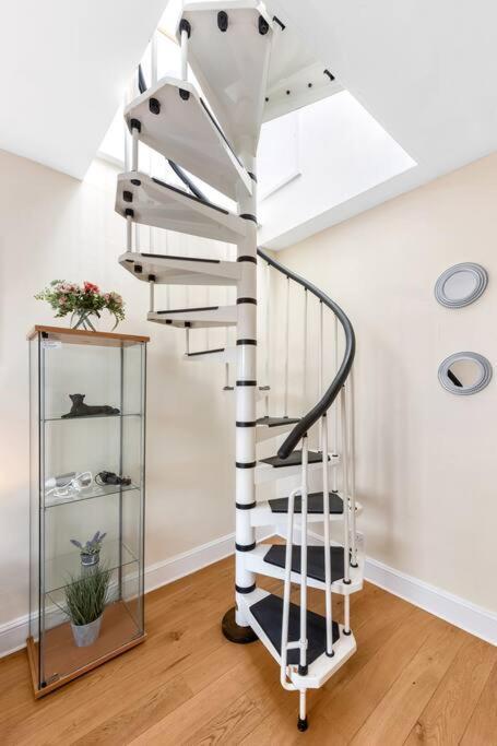 Spacious Sleep 11 With Terrace In Earls Court Ec99 Appartamento Londra
